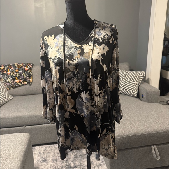 Honeyme Elegant Black and Cream Floral Blouse - Picture 1 of 8